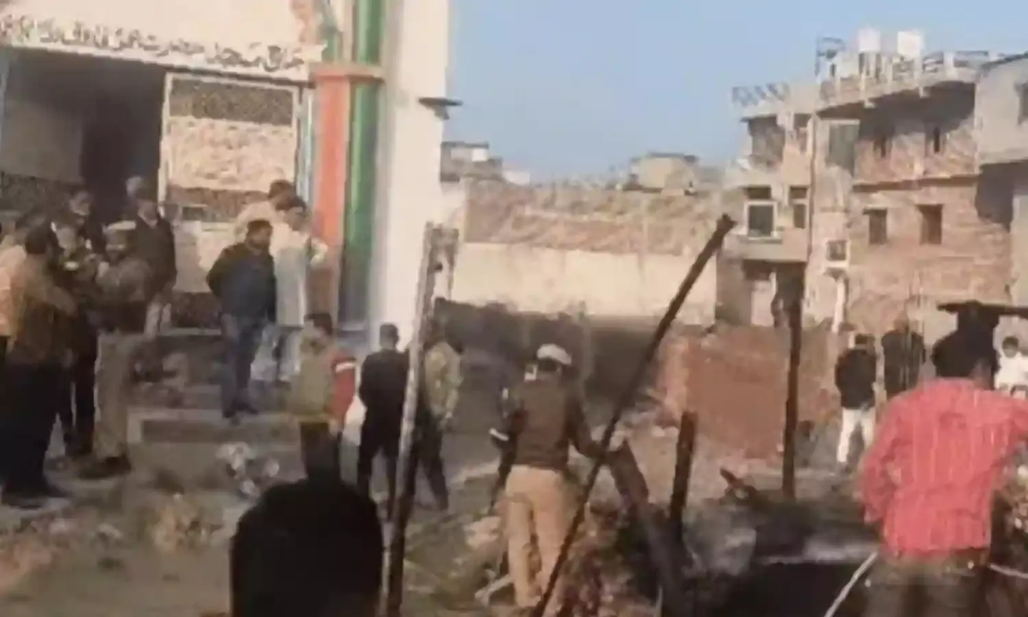 अतिक्रमण हटाने गई टीम पर अटैक-पथराव कर झोपडी जलाई- 6 कर्मचारी..