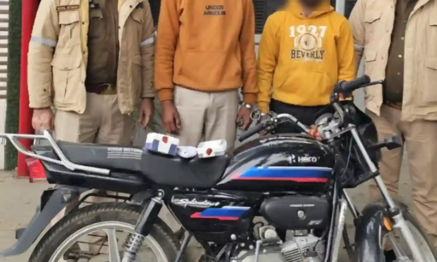 ओ भाई तेरी जैकेट पर गंदगी लगी है और बाईक से नगदी का थैला पार