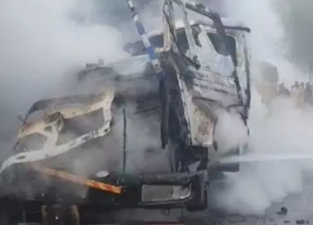 ट्रकों के बीच हुई आमने- सामने की टक्कर में लगी आग- दोनों के ड्राइवर... ट्रकों के बीच हुई आमने- सामने की टक्कर में लगी आग- दोनों के ड्राइवर...