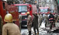 तीन मंजिला मकान में लगी आग- महिला और तीन बच्चों की जिंदा जलकर मौत तीन मंजिला मकान में लगी आग- महिला और तीन बच्चों की जिंदा जलकर मौत