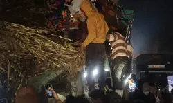 गन्ने भरे ट्रैक्टर ट्राले की ट्रक से भिड़ंत- स्टेरिंग में फंसे.... गन्ने भरे ट्रैक्टर ट्राले की ट्रक से भिड़ंत- स्टेरिंग में फंसे....