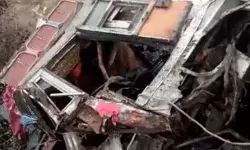 हाईवे पर दौड़ रहा ट्रक नदी में गिरा- केबिन काटकर निकाला ड्राइवर हाईवे पर दौड़ रहा ट्रक नदी में गिरा- केबिन काटकर निकाला ड्राइवर