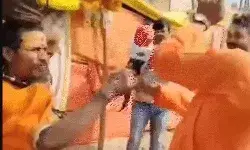 बाबा ने चिमटे से ठुकाई कर यूट्यूबर को पढाया सभ्यता का पाठ बाबा ने चिमटे से ठुकाई कर यूट्यूबर को पढाया सभ्यता का पाठ