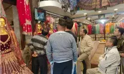 दिनदहाड़े लूट- बाजार में दुकान पर लटक रहे नोटों के हार लूटकर भागे बदमाश दिनदहाड़े लूट- बाजार में दुकान पर लटक रहे नोटों के हार लूटकर भागे बदमाश