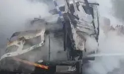 ट्रकों के बीच हुई आमने- सामने की टक्कर में लगी आग- दोनों के ड्राइवर... ट्रकों के बीच हुई आमने- सामने की टक्कर में लगी आग- दोनों के ड्राइवर...