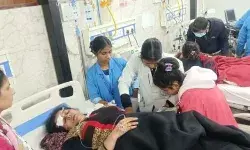 बस का भयंकर एक्सीडेंट- 24 छात्राएं हुई घायल- हॉस्पिटल में एडमिट बस का भयंकर एक्सीडेंट- 24 छात्राएं हुई घायल- हॉस्पिटल में एडमिट