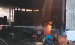 गुड फैक्ट्री में लगी आग से हलक में फंसी लोगों की सांसे- 20 लाख के...