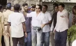 सैफ अली खान पर हमला- एक्टर के घर जांच करने को पहुंचे मुंबई पुलिस