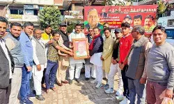 पुण्यतिथि पर छोटे लोहिया पंडित जनेश्वर मिश्र को याद कर दी श्रद्धांजलि पुण्यतिथि पर छोटे लोहिया पंडित जनेश्वर मिश्र को याद कर दी श्रद्धांजलि