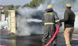 गोभी लादकर जा रही गाड़ी में किसान पथ पर लगी आग- ड्राइवर ने कूद कर.. गोभी लादकर जा रही गाड़ी में किसान पथ पर लगी आग- ड्राइवर ने कूद कर..