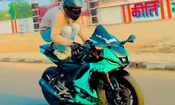 फॉलोअर्स बढ़ाने को REEL के लिए बाइक सवार का हाईवे पर जानलेवा स्टंट फॉलोअर्स बढ़ाने को REEL के लिए बाइक सवार का हाईवे पर जानलेवा स्टंट