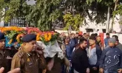 शहीद इंस्पेक्टर अंतिम सफर पर हुए रवाना- ADG, DIG, SSP ने दिया कंधा शहीद इंस्पेक्टर अंतिम सफर पर हुए रवाना- ADG, DIG, SSP ने दिया कंधा
