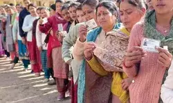 छोटी सरकार बनाने को पोलिंग बूथों पर उमड़ी वोटरों की भीड़ छोटी सरकार बनाने को पोलिंग बूथों पर उमड़ी वोटरों की भीड़