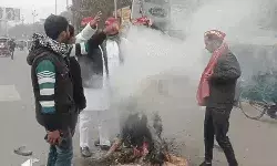 महंत राजूदास का पुतला फूंक कर खडदू काटने वाले सपाईयों पर FIR महंत राजूदास का पुतला फूंक कर खडदू काटने वाले सपाईयों पर FIR