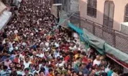 बांके बिहारी मंदिर में श्रद्धालुओं पर टूटी आफत- एक घायल, दो महिलाओं... बांके बिहारी मंदिर में श्रद्धालुओं पर टूटी आफत- एक घायल, दो महिलाओं...