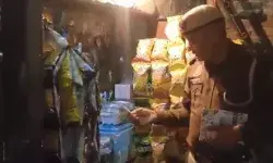 बंगलादेशी घुसपैठियों की तलाश में चला झुग्गी झोपड़ियों में अभियान बंगलादेशी घुसपैठियों की तलाश में चला झुग्गी झोपड़ियों में अभियान