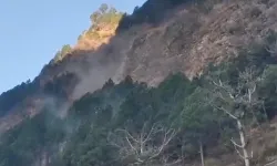दिन निकलते ही दो मर्तबा लगे भूकंप के झटके- वरुणावत पहाड़ से गिरा मलबा दिन निकलते ही दो मर्तबा लगे भूकंप के झटके- वरुणावत पहाड़ से गिरा मलबा
