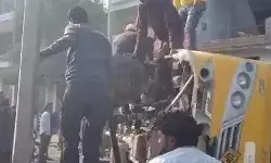ड्राइवर से टकराई स्कूल बस सड़क पर पलटी- स्टूडेंट में मची चीख पुकार ड्राइवर से टकराई स्कूल बस सड़क पर पलटी- स्टूडेंट में मची चीख पुकार