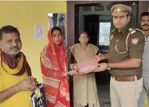 बस अड्डे पर मिला जेवरात से भरा बैग- पुलिस ने पति पत्नी को.... बस अड्डे पर मिला जेवरात से भरा बैग- पुलिस ने पति पत्नी को....