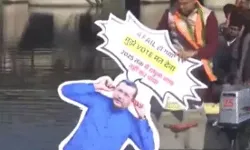 भाजपा नेता ने कान पकड़कर केजरीवाल से यमुना में लगवाई डुबकियां भाजपा नेता ने कान पकड़कर केजरीवाल से यमुना में लगवाई डुबकियां