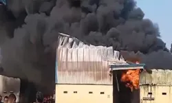 केमिकल प्लांट में भीषण आग- 3 किलोमीटर दूर से दिख रहे धुएं के गुब्बार केमिकल प्लांट में भीषण आग- 3 किलोमीटर दूर से दिख रहे धुएं के गुब्बार