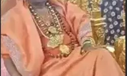 महाकुंभ मे शिष्य ने गोल्डन बाबा को भेंट किया 251 किलो का स्वर्ण सिंहासन