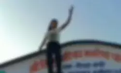 REEL के लिए किशोरी ने लगा दी जान की बाजी- पार्क के गेट पर किया डांस