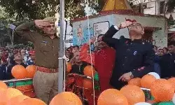 अपमान का बदला DM ने ऑटो चालक के सम्मान से उतारा- बनाया चीफ गेस्ट