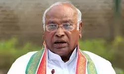 बोले खरगे तानाशाही सरकार से संविधान की रक्षा सबकी जिम्मेदारी बोले खरगे तानाशाही सरकार से संविधान की रक्षा सबकी जिम्मेदारी