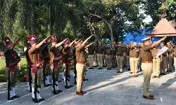 पुलिस लाइन में मंत्री कपिल देव ने ध्वजारोहण कर ली परेड की सलामी पुलिस लाइन में मंत्री कपिल देव ने ध्वजारोहण कर ली परेड की सलामी