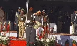 गणतंत्र दिवस समारोह में पार्षद की मौत- परेड करती छात्रा हुई बेहोश