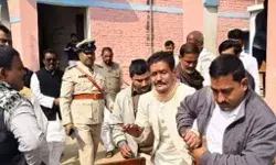 आजादी के जश्न में डूबे मास्टर जी दारू गटककर झंडा फहराने पहुंचे आजादी के जश्न में डूबे मास्टर जी दारू गटककर झंडा फहराने पहुंचे