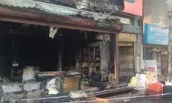 कलेक्ट्रेट के समीप मॉडल शॉप में लगी आग में करोड़ों की दारू जलकर खाक कलेक्ट्रेट के समीप मॉडल शॉप में लगी आग में करोड़ों की दारू जलकर खाक