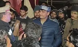 हिट एंड रन- बाइक ठोकने के बाद कार ने सड़क पार कर रहे युवक को कुचला