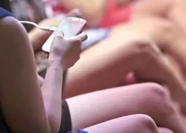 फैमिली रेस्टोरेंट में गंदा काम- ऐसी हालत में मिले लड़के लड़कियां फैमिली रेस्टोरेंट में गंदा काम- ऐसी हालत में मिले लड़के लड़कियां