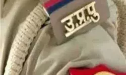 डेढ़ लाख रुपए की रिश्वत लेते दरोगा रंगे हाथ गिरफ्तार- कार से रुपए बरामद डेढ़ लाख रुपए की रिश्वत लेते दरोगा रंगे हाथ गिरफ्तार- कार से रुपए बरामद