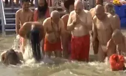 साधु संतों के साथ गृहमंत्री शाह ने संगम में लगाई डुबकी- अब तक 13.31... साधु संतों के साथ गृहमंत्री शाह ने संगम में लगाई डुबकी- अब तक 13.31...