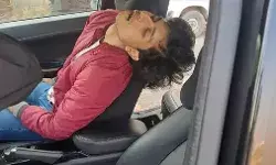 सीने में गोली लगने से युवक की मौत- बंद कर में मिला युवक का शव