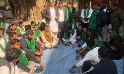 बिजली और जाम को लेकर किसानों ने घेरी तहसील- तहसीलदार को..