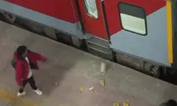 महाकुंभ जा रही स्पेशल ट्रेन पर हमला- दरवाजे खिड़कियों में तोड़फोड़ महाकुंभ जा रही स्पेशल ट्रेन पर हमला- दरवाजे खिड़कियों में तोड़फोड़