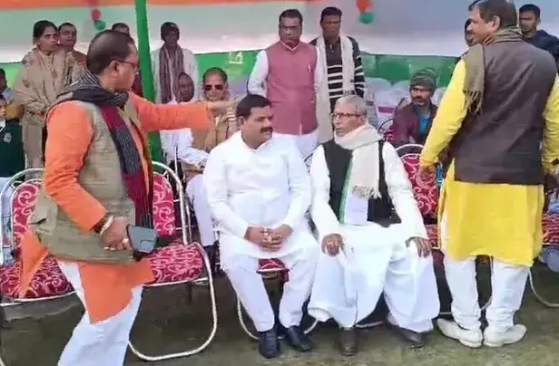 JDU विधायक ने भाजपा जिला अध्यक्ष को खदेड़कर पीछे बैठाया JDU विधायक ने भाजपा जिला अध्यक्ष को खदेड़कर पीछे बैठाया