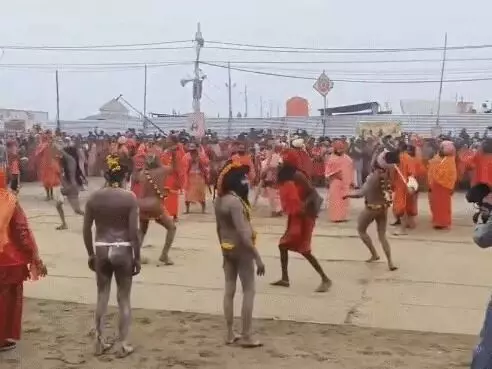 जूना अखाड़े के नागा साधुओं ने लहराई तलवारें- जगद्गुरु ने लौटाया रथ जूना अखाड़े के नागा साधुओं ने लहराई तलवारें- जगद्गुरु ने लौटाया रथ