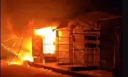 कपड़ों की दुकानों में लगी भीषण आग- आसपास की दुकान कराई गई बंद कपड़ों की दुकानों में लगी भीषण आग- आसपास की दुकान कराई गई बंद