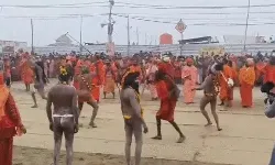 जूना अखाड़े के नागा साधुओं ने लहराई तलवारें- जगद्गुरु ने लौटाया रथ जूना अखाड़े के नागा साधुओं ने लहराई तलवारें- जगद्गुरु ने लौटाया रथ