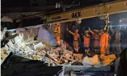 दुकानों में घुसा तेज रफ्तार कंटेनर- मची भगदड़- तीन लोगों की मौत दुकानों में घुसा तेज रफ्तार कंटेनर- मची भगदड़- तीन लोगों की मौत