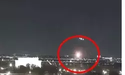 लैंडिंग कर रहा 65 यात्रियों से भरा विमान हेलीकॉप्टर से टकराया