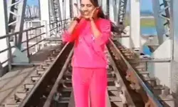 REEL के लिए कुछ भी करेगा- यमुना पुल के रेलवे ट्रैक पर लगाए ठुमके REEL के लिए कुछ भी करेगा- यमुना पुल के रेलवे ट्रैक पर लगाए ठुमके
