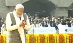 महात्मा गांधी की पुण्यतिथि पर राजघाट पहुंचे पीएम ने दी श्रद्धांजलि महात्मा गांधी की पुण्यतिथि पर राजघाट पहुंचे पीएम ने दी श्रद्धांजलि