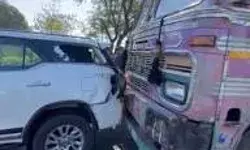 हाईवे पर PCC चीफ की कार में ट्रक ने मारी टक्कर- गाड़ी हुई क्षतिग्रस्त हाईवे पर PCC चीफ की कार में ट्रक ने मारी टक्कर- गाड़ी हुई क्षतिग्रस्त
