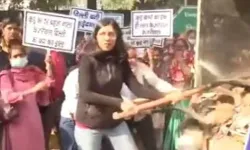 केजरीवाल के आवास पर कूड़ा फेंकने गई बागी सांसद हिरासत में ली गई केजरीवाल के आवास पर कूड़ा फेंकने गई बागी सांसद हिरासत में ली गई